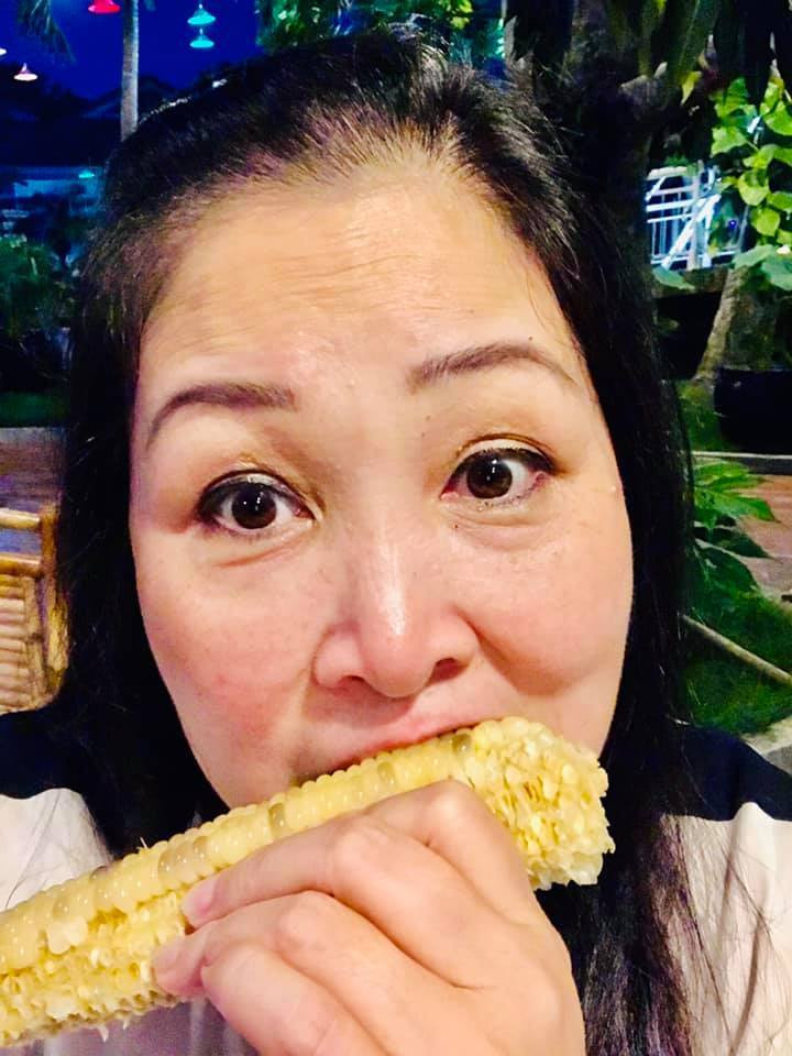 Nghệ sĩ Hồng Vân đăng ảnh ăn ngô qua ngày và vui mừng vì sân khấu được sáng đèn trở lại.