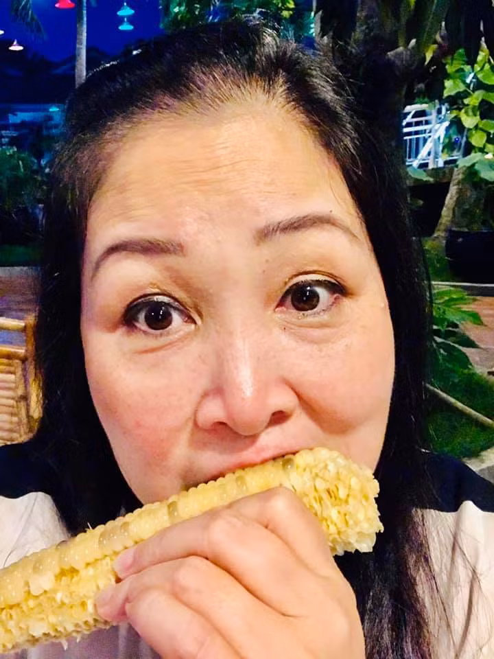 Nghệ sĩ Hồng Vân đăng ảnh ăn ngô qua ngày và vui mừng vì sân khấu được sáng đèn trở lại.