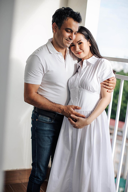 Ca sĩ Võ Hạ Trâm và ông xã Ấn Độ - doanh nhân Vikas Chaudhary - tràn ngập hạnh phúc khi có con đầu lòng sau gần hai năm kết hôn.