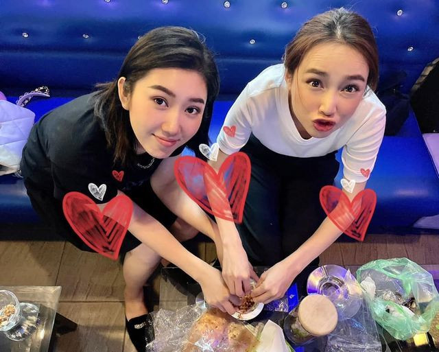 Thuý Ngân đăng ảnh hài hước tranh nhau ăn cùng Nhã Phương.