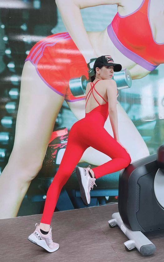 Ca sĩ Lệ Quyên khoe chăm tới phòng tập để giữ dáng sau Tết.