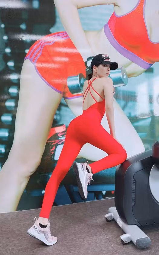 Ca sĩ Lệ Quyên khoe chăm tới phòng tập để giữ dáng sau Tết.
