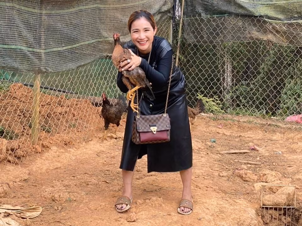 Cát Tường thích thú khi bắt được gà thả vườn chuẩn bị cho bữa tối.