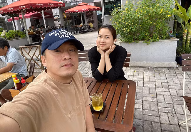 Lam Trường xuống phố dùng bữa sáng cùng bà xã tại quán yêu thích.