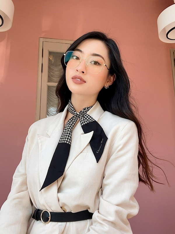 Sau gần 3 năm đăng quang Miss World Vietnam 2019, Lương Thùy Linh tự tin khoe hình thể nóng bỏng trong các bộ ảnh. 