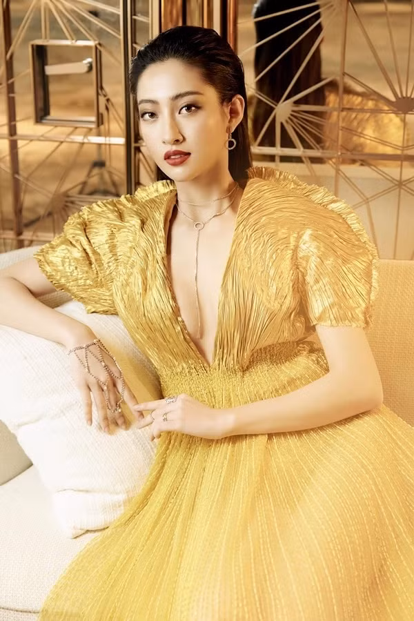 Cô thường chọn các thiết kế đầm xẻ cao tôn được đôi chân dài 1,22 m, hay xẻ ngực sâu và cut-out táo bạo khoe đường cong và làn da tươi trẻ.