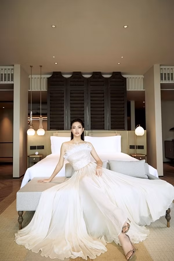 Miss World Vietnam 2019 ngày một chỉn chu về hình ảnh trong các sự kiện cô tham dự.