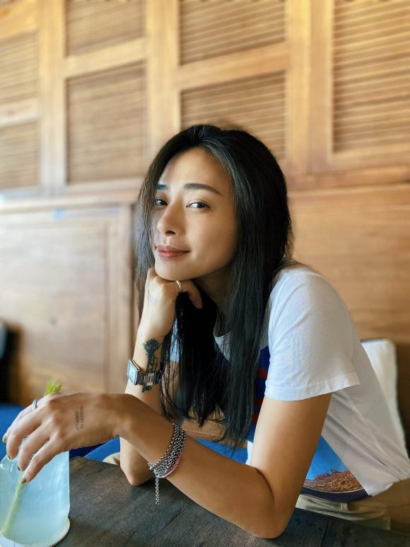 Ngô Thanh Vân khuyên: "Bạn không cần là bất cứ ai, hãy là chính mình. Đầu tiên, hãy xinh đẹp và hạnh phúc rồi đến thời điểm thích hợp sẽ có người vì nụ cười của bạn mà đánh đổi tất cả... Chúc tất cả các phụ nữ hôm nay thật hạnh phúc, thật sinh đẹp và hãy cười rạng rỡ nhé".