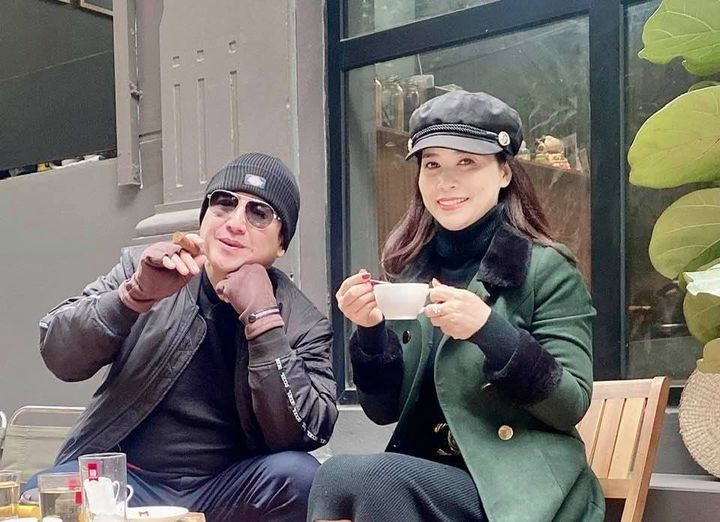 NSƯT Chí Trung uống cà phê cùng bạn gái.