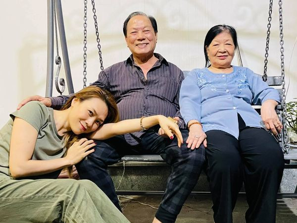 Với Mỹ Tâm, cô chỉ cần nói "Con yêu ba mẹ quá chừng" cũng đủ lịm tim đấng sinh thành ngày 8/3.