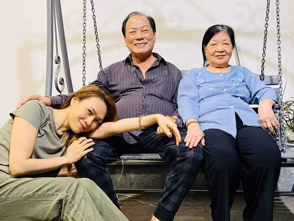 Với Mỹ Tâm, cô chỉ cần nói "Con yêu ba mẹ quá chừng" cũng đủ lịm tim đấng sinh thành ngày 8/3.