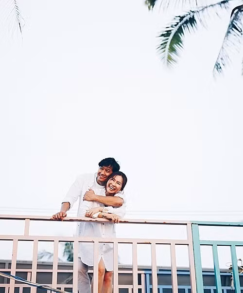  Sao việt hôm nay 9/3: Ngọc Tiền - vợ diễn viên Quý Bình chúc các chị em phụ nữ luôn hạnh phúc, ngày nào cũng là 8/3 được quý ông cưng lo hết mực. Bên cạnh đó, nữ doanh nhân cho biết cô hạnh phúc khi được nhiều khán giả quan tâm và ủng hộ nên ngẫu hứng làm thơ tặng chồng. "Hôm nay ngày tám tháng ba/ Em xin giặt hộ áo em giúp chồng/ Nếu anh chưa thấy hài lòng/ Thì em giặt nốt áo chồng luôn nha/ Cho em được phép hái cà/ Cho em được phép quét nhà nấu cơm/ Mỗi năm được có một hôm/ Em đây cũng chẳng bồn chồn chi đâu/ Hoa quà em có cả lầu/ Nên em chỉ thích đi đâu cùng chồng/ Tụi mình quấn quýt thong dong/ Quyết có em bé em bồng, anh chăm", Ngọc Tiền viết.