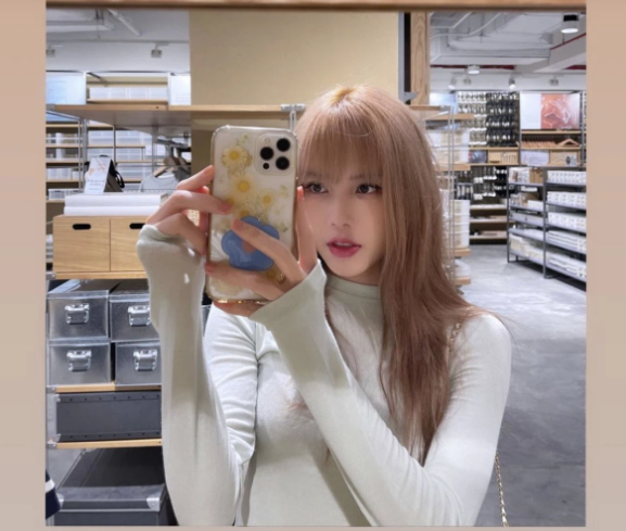 Nhân dịp Quốc tế Phụ nữ, Thiều Bảo Trâm còn gửi lời nhắn nhủ đặc biệt đối với phái đẹp: "Chúc mọi người một ngày 8/3 đầy ắp những điều đáng yêu. Hãy luôn trân trọng giá trị của bản thân, chăm sóc tâm hồn, lan toả lòng yêu thương và sống tích cực nhé".