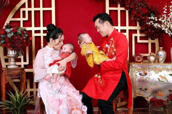 Bà xã Dương Khắc Linh nhập hội "nghiện con": "Hít 2 cuốn này thôi là phê cả ngày đó cô chú ơi".