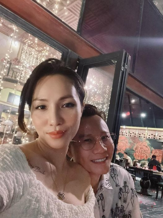 Hoàng Bách và vợ có bữa tối ngọt ngào bên nhau.