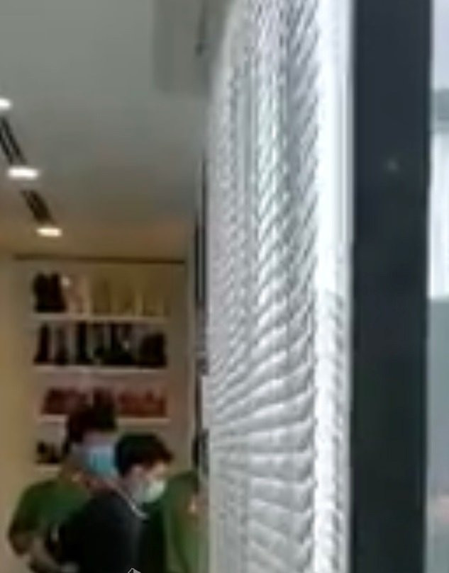 Ro hinh anh cong an den nha Ngoc Trinh dieu tra vu mat trom-Hinh-2