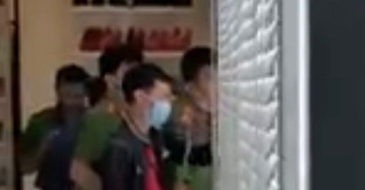 Ro hinh anh cong an den nha Ngoc Trinh dieu tra vu mat trom-Hinh-3