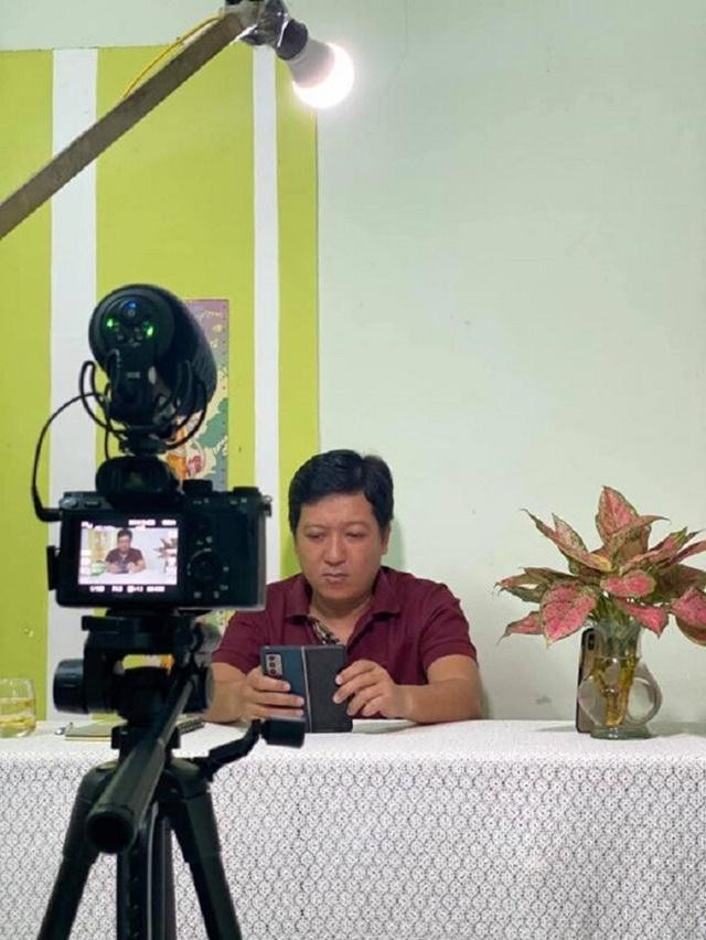 Trường Giang cũng không thoát khỏi tình trạng lên kí sau 2 tháng nghỉ dịch. Nam danh hài có phần mũm mĩm, mặt to khiến phần cổ rụt hơn thấy rõ.