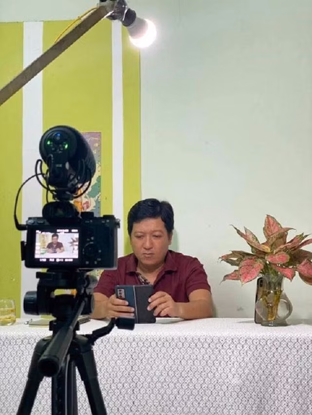 Trường Giang cũng không thoát khỏi tình trạng lên kí sau 2 tháng nghỉ dịch. Nam danh hài có phần mũm mĩm, mặt to khiến phần cổ rụt hơn thấy rõ.