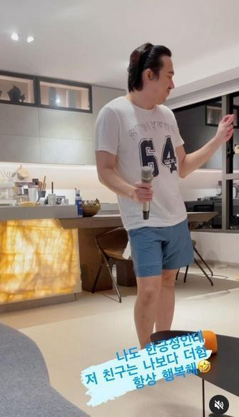 Trấn Thành cũng khiến nhiều người ngỡ ngàng vì diện mạo lôi thôi và tăng cân thấy rõ sau 2 tháng nghỉ dịch. Khác hẳn hình ảnh bóng bẩy trên sân khấu, tóc và râu Trấn Thành đã dài hẳn ra. Thậm chí, anh còn phải dùng bờm để bờm lên cho đỡ vướng víu.