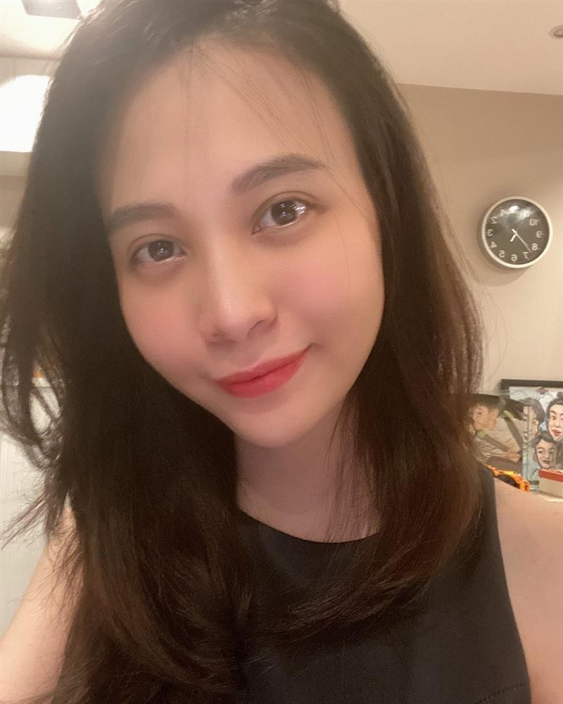 Tuy nhiên, đến thời điểm hiện tại, cô cảm thấy tiếc nuối vì gương mặt đã không còn "thon gọn" như trước. "Hồi bầu em Chin nhõi được hơn 4 tháng, hết rồi cái nét mặt này, thay vào đó giờ là mặt nọng mãi không hết", cô chia sẻ. Ảnh chụp cho thấy da dẻ mịn màng và khuôn mặt không thay đổi quá nhiều so với trước khi mang bầu của Đàm Thu Trang