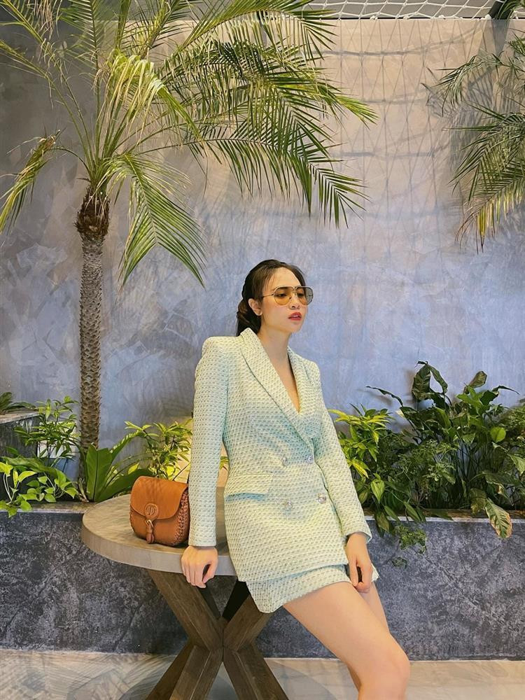 Tạo hình "nữ doanh nhân" mà Đàm Thu Trang hướng đến trong thời gian qua.