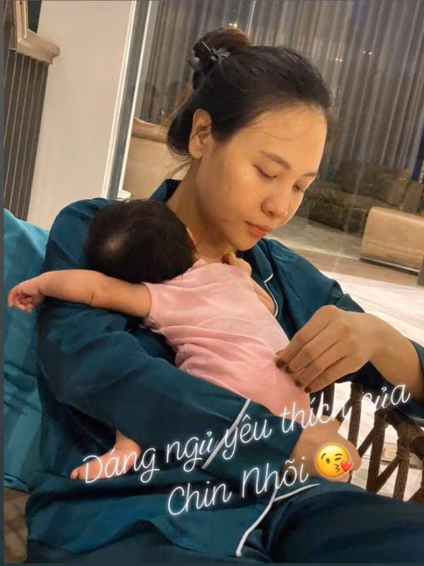 Những khoảnh khắc chụp vội khi ẵm con cũng không "dìm hàng" được nhan sắc của bà mẹ 1 con.