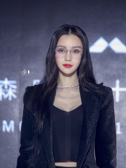 Chỉ mới ngày hôm qua, nữ diễn viên vừa lên tiếng phủ nhận việc là tiểu tam xen giữa mối quan hệ của Huỳnh Hiểu Minh và Lý Phi Nhi trong quá khứ, chính vì vậy sự góp mặt của Baby đã thu hút rất nhiều sự chú ý.