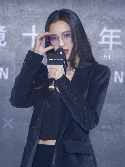 Cư dân mạng ủng hộ cô nên theo đuổi phong cách này thường xuyên hơn.