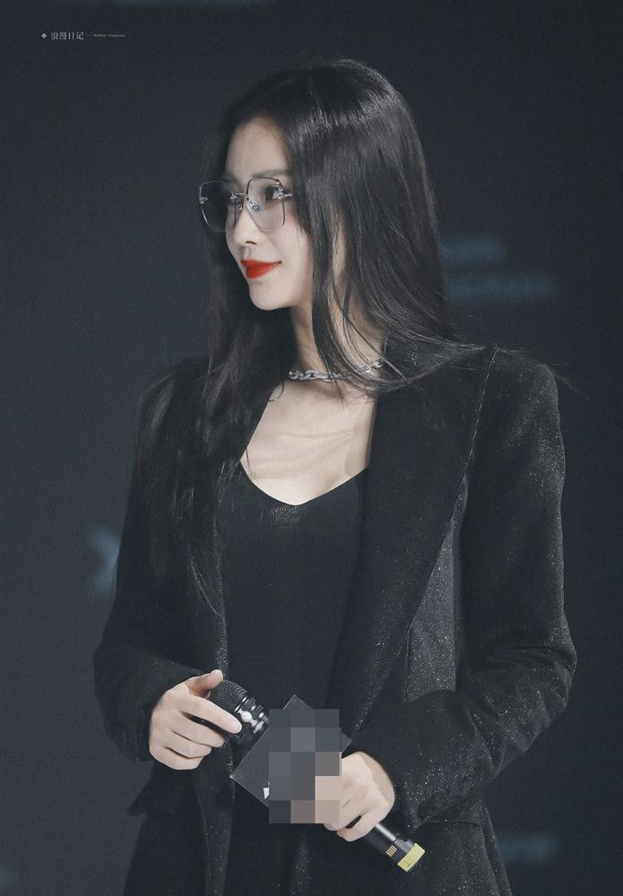 Khác với phong cách công chúa nữ tính thường thấy, lần này Angelababy "lột xác" với style đầy gợi cảm và ma mị. Nữ diễn viên diện cả bộ suit đen cùng áo len mỏng ôm phía trong, khoe khéo vòng một quyến rũ.