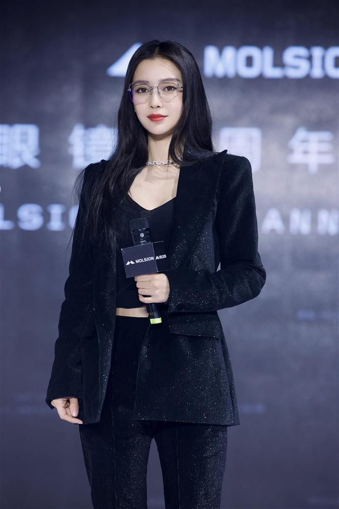 Ồn ào trên mạng dường như không hề ảnh hưởng tới tâm trạng người đẹp.