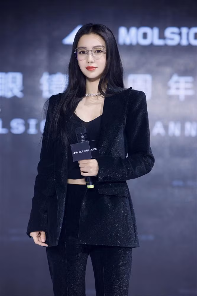 Ồn ào trên mạng dường như không hề ảnh hưởng tới tâm trạng người đẹp.