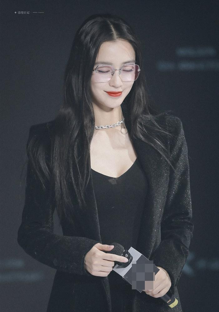 Cô cũng cho thấy vòng một quyến rũ và body mảnh mai miễn chê.