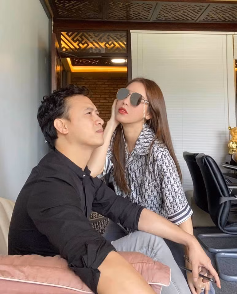 Que Van khoe bung bau sau khi cong khai 