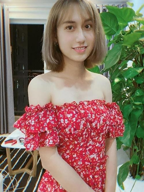 Đầu năm 2020, Lynk Lee chỉnh sửa một vài điểm trên gương mặt như nhấn mí, sửa mũi, tiêm filler má, cằm và môi giúp gương mặt trông hài hòa, xinh xắn hơn.