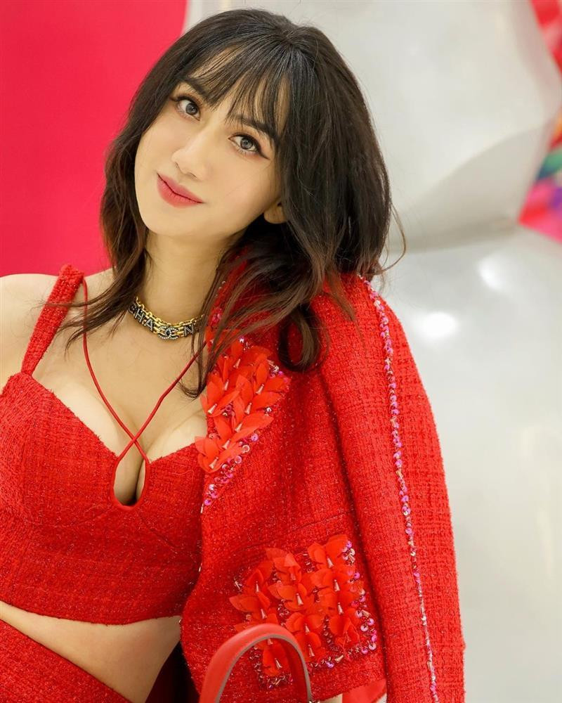 Sau khi trải qua cuộc đại phẫu đau đớn ở Hàn Quốc, nhan sắc Lynk Lee mềm mại và nữ tính hơn hẳn, đặc biệt là đôi "gò bồng đảo" hút mọi ánh nhìn.