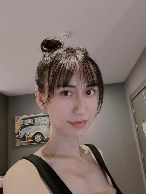 Gần đây, nữ ca sĩ lại gây bất ngờ khi hoàn thành phẫu thuật cắt yết hầu ở Thái Lan và dự định sẽ chỉnh sửa thêm dây thanh quản để giọng nói mềm mại, nữ tính hơn. Được biết, chi phí cho một ca phẫu thuật trái cổ tại Thái Lan khoảng 25-30 triệu đồng.