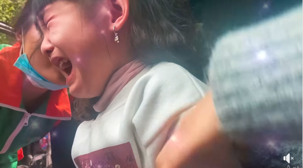 "Thanh niên đi học sau 1 tháng ở nhà tính cả 'nghỉ gốc lẫn lãi' mà vẫn cứ tự động khóc từ lúc mở mắt tới khi đến cửa trường. Mẹ biết là không nên cười trong lúc con khóc chạy với tay theo xe mẹ để mẹ 'cứu', nhưng mẹ xin lỗi nhé. Đây là giây phút mẹ mong chờ nhất mà", Hồng Quế hài hước.