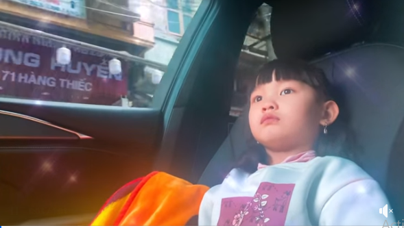 Việc quay lại trường sau 1 tháng nghỉ của bé Cherry - con gái Hồng Quế - được miêu tả bằng 3 từ "đẫm nước mắt". Lúc ngồi trên xe, nhóc tỳ nhà Hồng Quế vẫn khá ngoan ngoãn, nhưng khi vừa tới cổng trường học thì nước mắt đã giàn giụa.