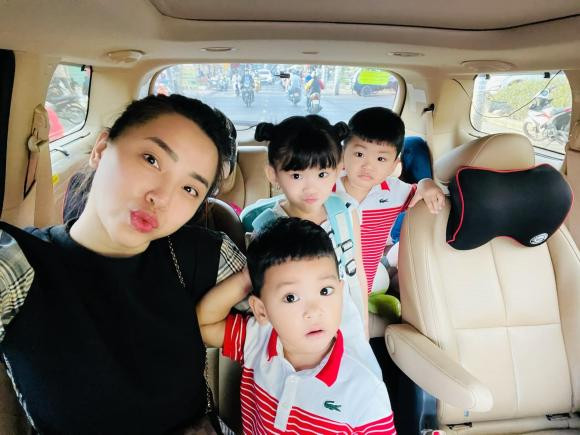 Dù phải tới lớp sau kỳ nghỉ dài nhưng các nhóc tì nhà sao Việt Hải Băng vẫn khá vui vẻ. "Hành trình con lớn. Cái gì cũng muốn tốt nhất cho con... Mẹ sẽ cố gắng", Hải Băng tâm sự.