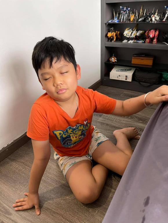 Cậu bé "mắt nhắm mắt mở" khi được gọi dậy để đến trường. Có vẻ không ít ông bố, bà mẹ cũng rơi vào cảnh tương tự Nguyễn Văn Chung trong những ngày các con trở lại trường học.