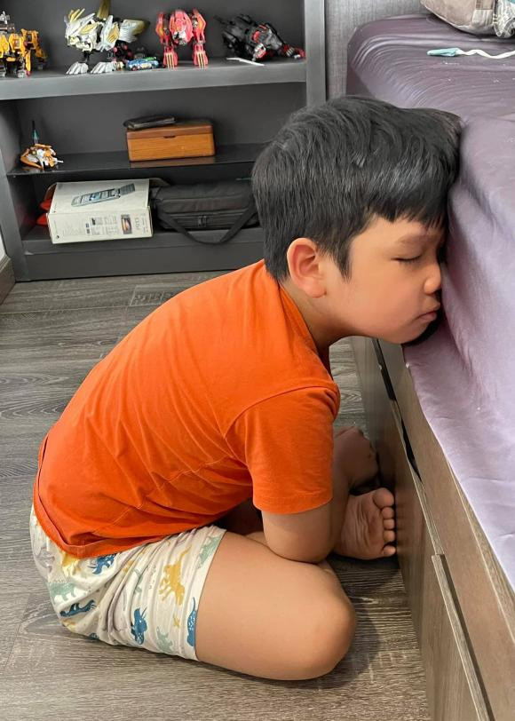 Ngày đầu tiên đi học sau chuỗi ngày nghỉ khiến con trai nhạc sĩ Nguyễn Văn Chung uể oải.