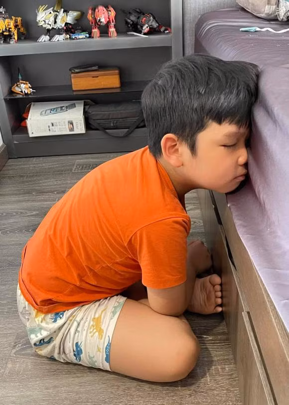 Ngày đầu tiên đi học sau chuỗi ngày nghỉ khiến con trai nhạc sĩ Nguyễn Văn Chung uể oải.