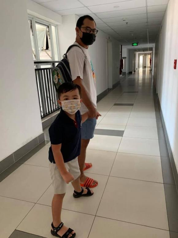 "Sáng nay của nhà em đây. Anh con nghe đi học là ngồi bật dậy ngay lập tức, mặt vui tươi hớn hở. Nhớ bạn nhớ lớp dữ dằn lắm rồi! Thôi nha, nhiêu đó đủ rồi nha chị COVID-19, cho con em đi học suôn sẻ tới đại học nha chị", Ái Châu viết.