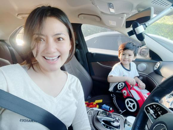 Thay vì mếu máo, con trai Ngọc Lan tỏ ra phấn khích khi sắp được đến lớp gặp bạn bè, thầy cô. "Chúng tôi quyết giữ vững tinh thần và đồng lòng cầu nguyện cho sự nghiệp học hành của các con không bị gián đoạn lần nào nữa. Đoàn kết và quyết thắng, quyết thắng, quyết thắng", Ngọc Lan chú thích.