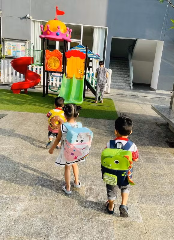 Ngày 1/3 và 2/3, học sinh ở nhiều tỉnh thành như Hà Nội, TP.HCM... đã bắt đầu trở lại trường học. Việc con cái đi học lại khiến nhiều ông bố, bà mẹ thở phào, phấn khởi vì được "giải phóng" sau nhiều ngày ở nhà trông nom. Không riêng khán giả, nhiều sao Việt cũng bày tỏ sự hào hứng khi nhóc tì của mình đến lớp sau thời gian dài nghỉ chống dịch COVID-19. Trên trang cá nhân, nhiều nghệ sĩ chia sẻ hình ảnh các con đến trường với 1001 biểu cảm khác nhau.