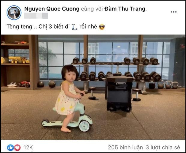 Mới đây, Cường Đô La hào hứng khoe clip con gái Suchin tập đi xe đạp. "Tèn ten, chị ba biết đi xe rồi nhé", nam doanh nhân viết kèm. Đáng chú ý, dưới phần bình luận, nhiều bạn bè hào hứng tám chuyện với Cường Đô La về việc có thêm con. 