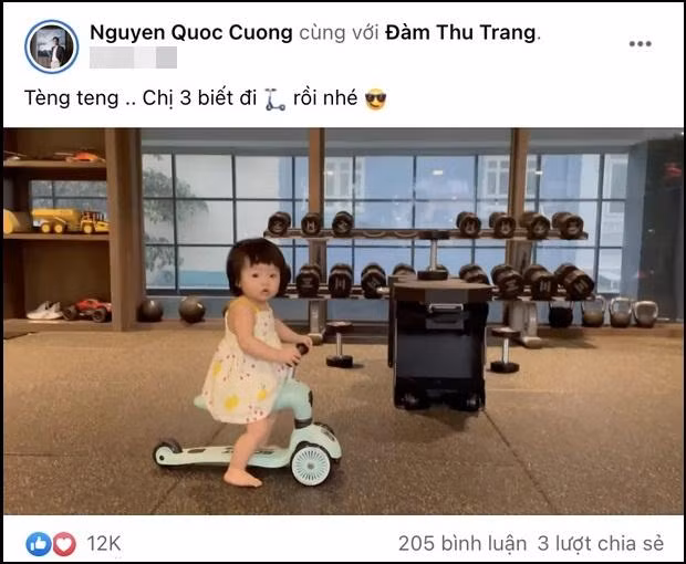 Mới đây, Cường Đô La hào hứng khoe clip con gái Suchin tập đi xe đạp. "Tèn ten, chị ba biết đi xe rồi nhé", nam doanh nhân viết kèm. Đáng chú ý, dưới phần bình luận, nhiều bạn bè hào hứng tám chuyện với Cường Đô La về việc có thêm con. 