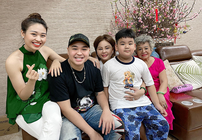 Gia đình ba thế hệ của nghệ sĩ Lê Giang sum vầy trong ngày đặc biệt.