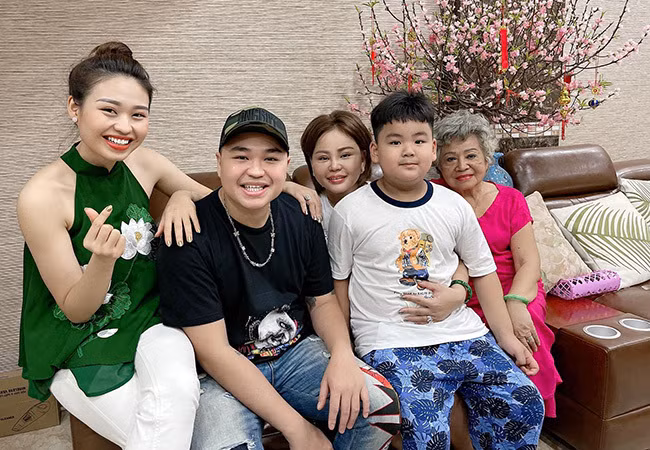 Gia đình ba thế hệ của nghệ sĩ Lê Giang sum vầy trong ngày đặc biệt.